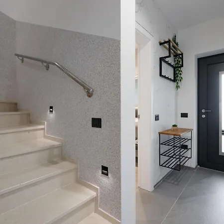 Antares By Interhome * Štinjan
