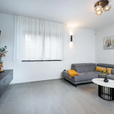 Antares By Interhome * Štinjan